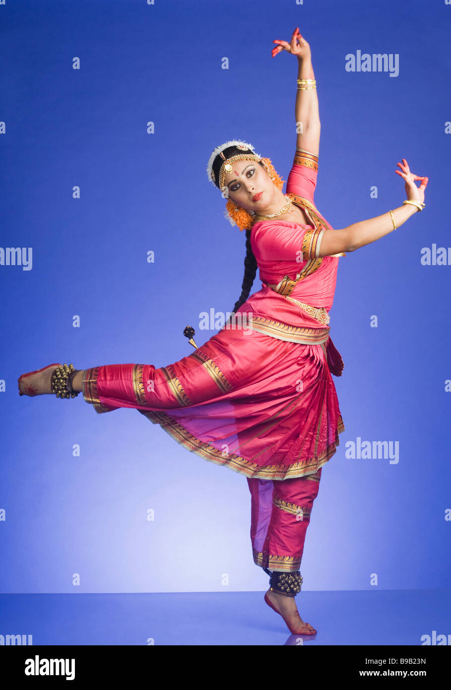 Sud donna indiana di eseguire Bharatnatyam la danza classica indiana Foto Stock