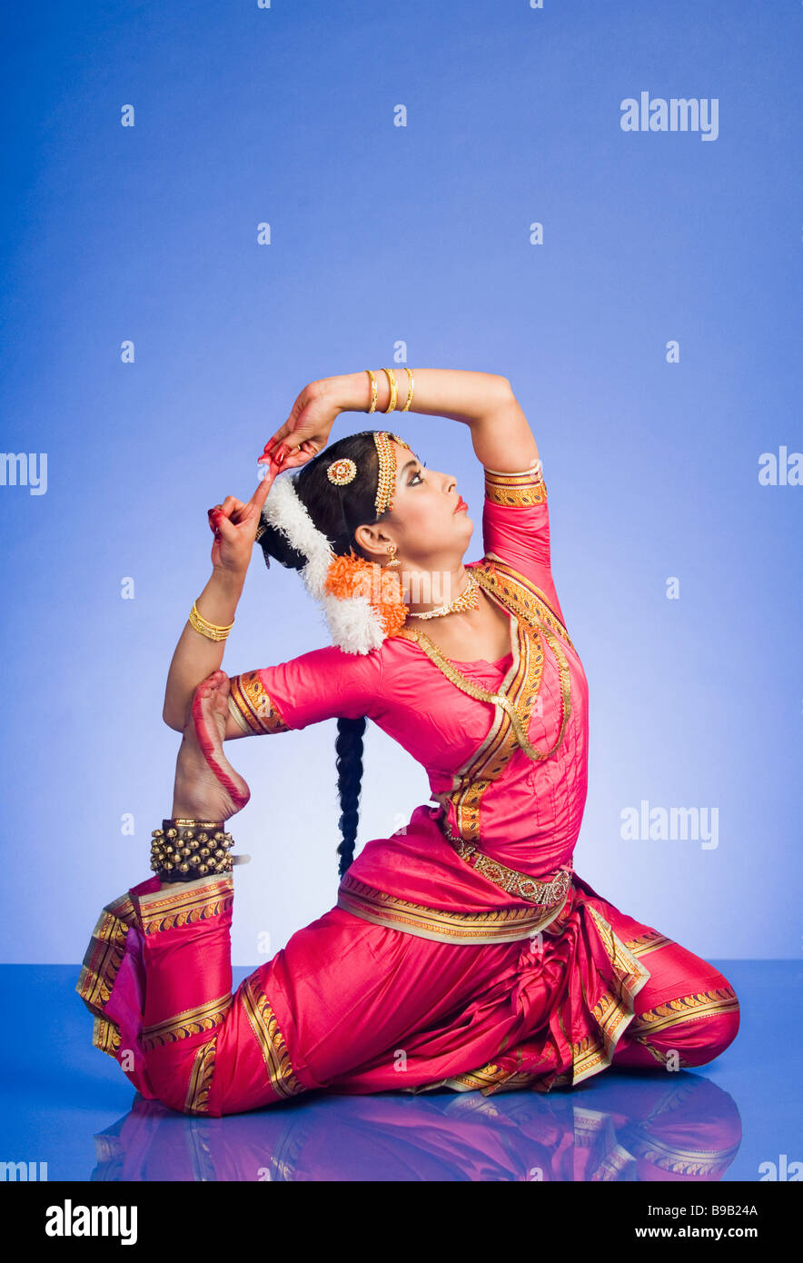 Donna di eseguire Bharatnatyam la danza classica indiana Foto Stock