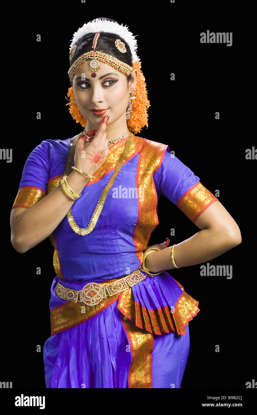 Sud indiana ballerino femmina eseguendo Bharatnatyam la danza classica indiana Foto Stock