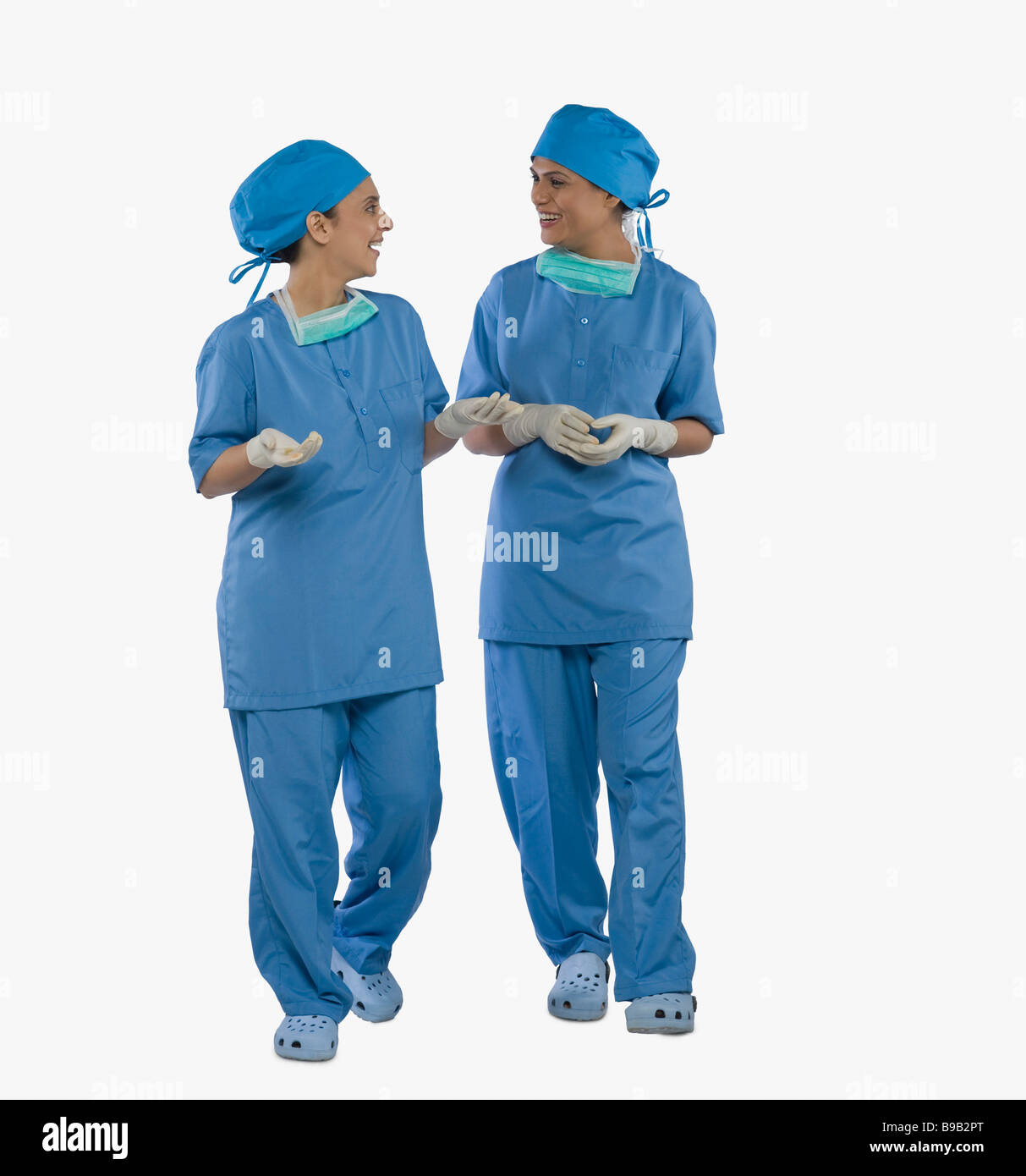 Due chirurghi femmina a parlare con ciascun altro Foto Stock