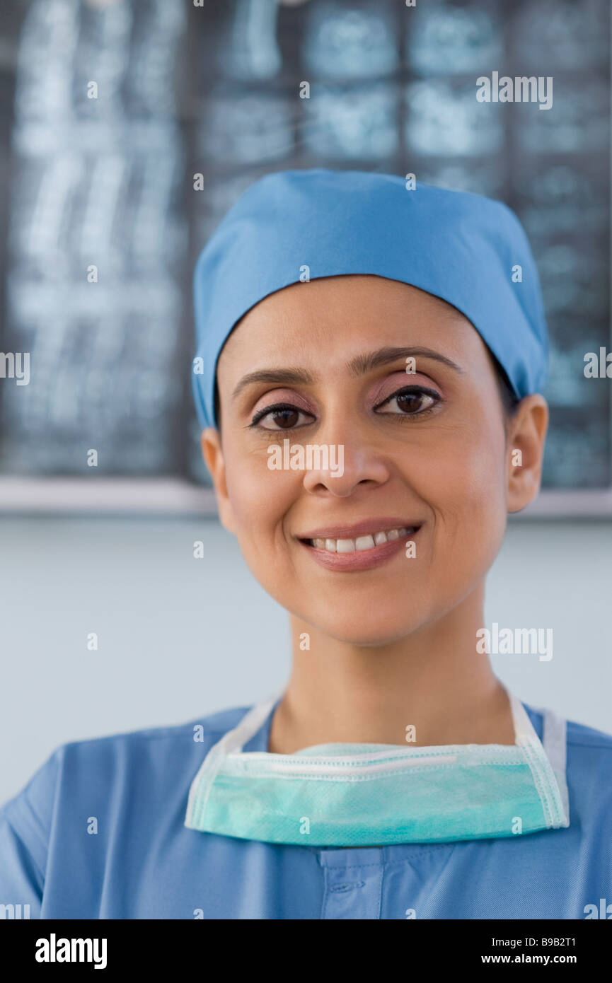 Ritratto di una donna chirurgo sorridente Foto Stock