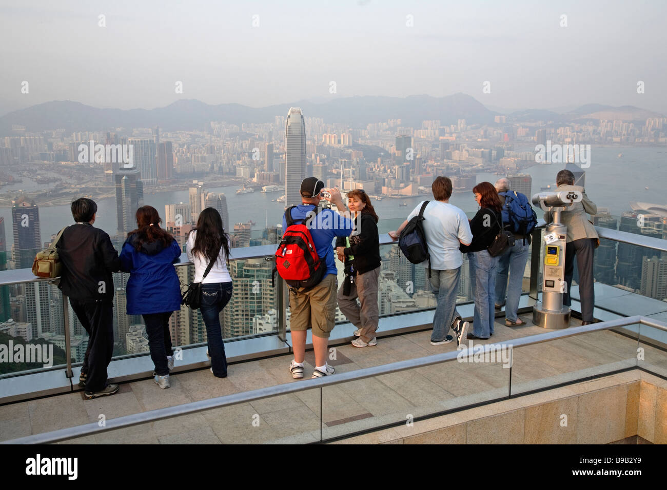 I turisti prendendo immagini souvenir da Hong Kong, Cina Foto Stock