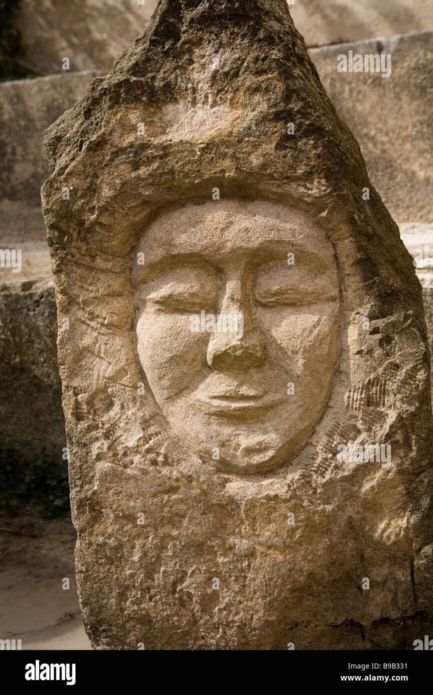 Intaglio di una faccia su una roccia Foto Stock
