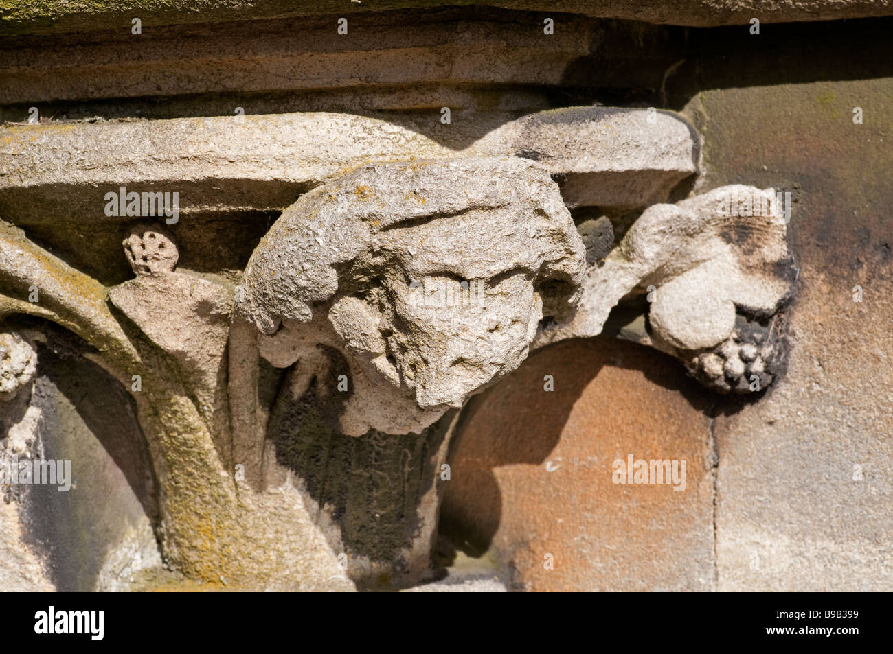 Corrosione delle murature a causa di inquinamento atmosferico figura di pietra sulla parete della chiesa del villaggio Foto Stock