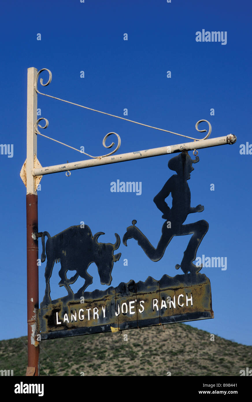 Ferro battuto firmare al ranch ingresso accanto Langtry SU DI NOI 90 autostrada a Stockton Altopiano in Val Verde County Texas USA Foto Stock