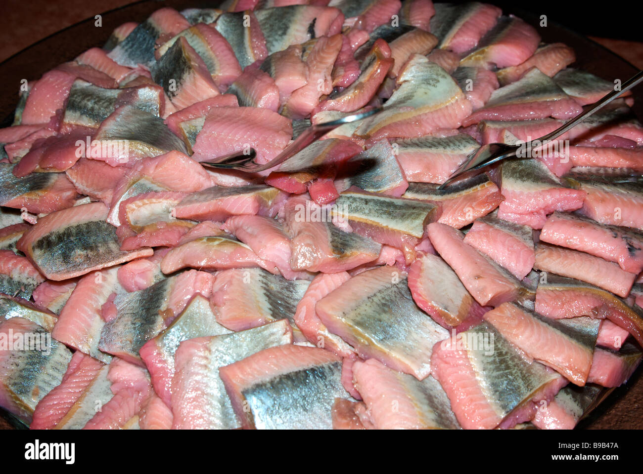 Piatto di rosa sottaceto fleshed materie di filetto di pesce spezzettato a prima colazione a buffet Foto Stock