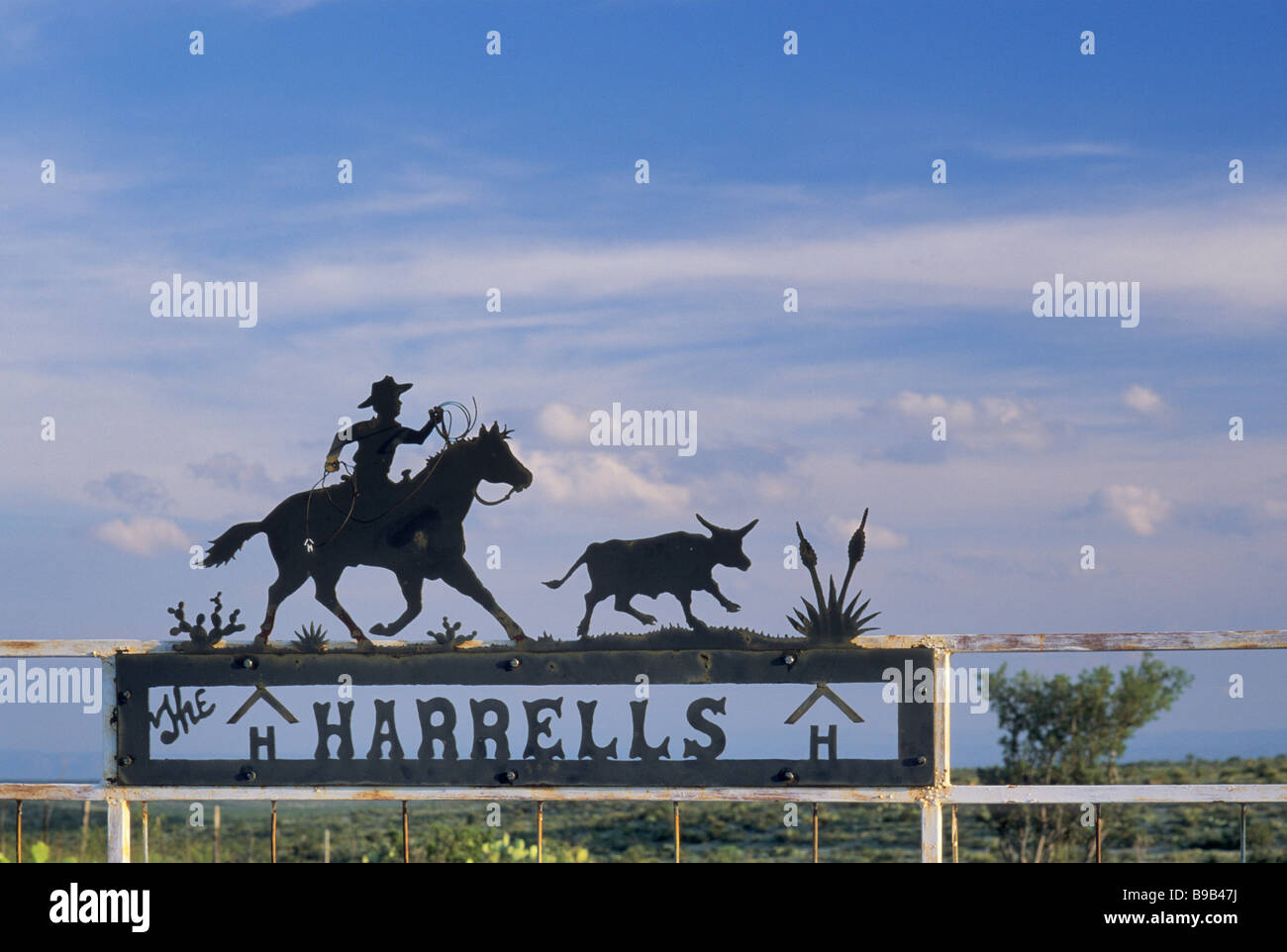 Ferro battuto firmare al ranch ingresso accanto Sanderson a US 90 autostrada a Stockton Altopiano di Terrell County Texas USA Foto Stock
