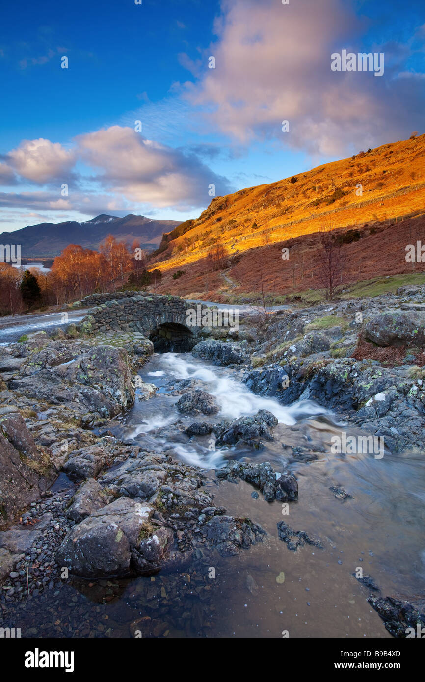 Ashness ponte Barrow Beck in Borrowdale in inglese il Parco Nazionale del Distretto dei Laghi su una serata primaverile. Foto Stock