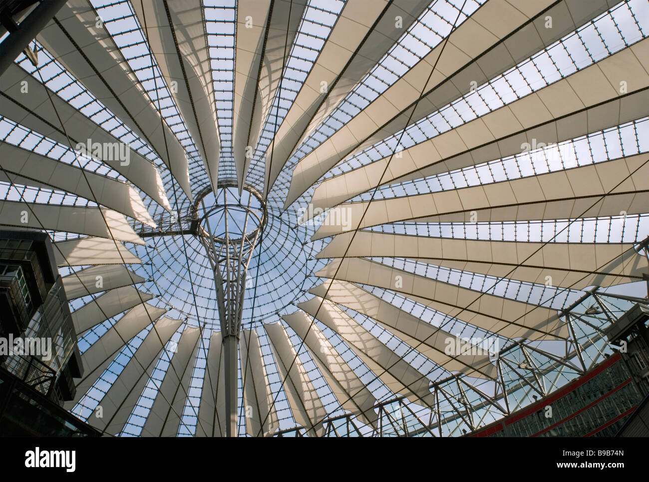 Tenda tetto Centro Sony creato da Helmut Jahn architetto Potsdamer Platz Berlino Germania Foto Stock
