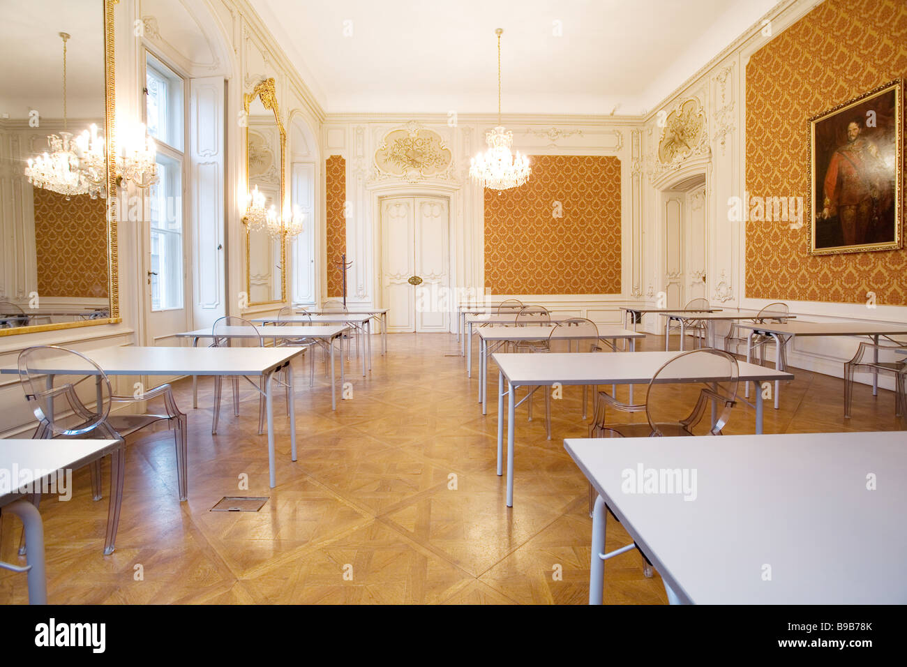 Aula vuota nel castello con sedi in vetro Foto Stock