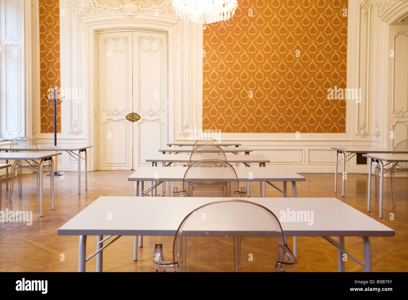 Aula vuota nel castello con sedi in vetro Foto Stock