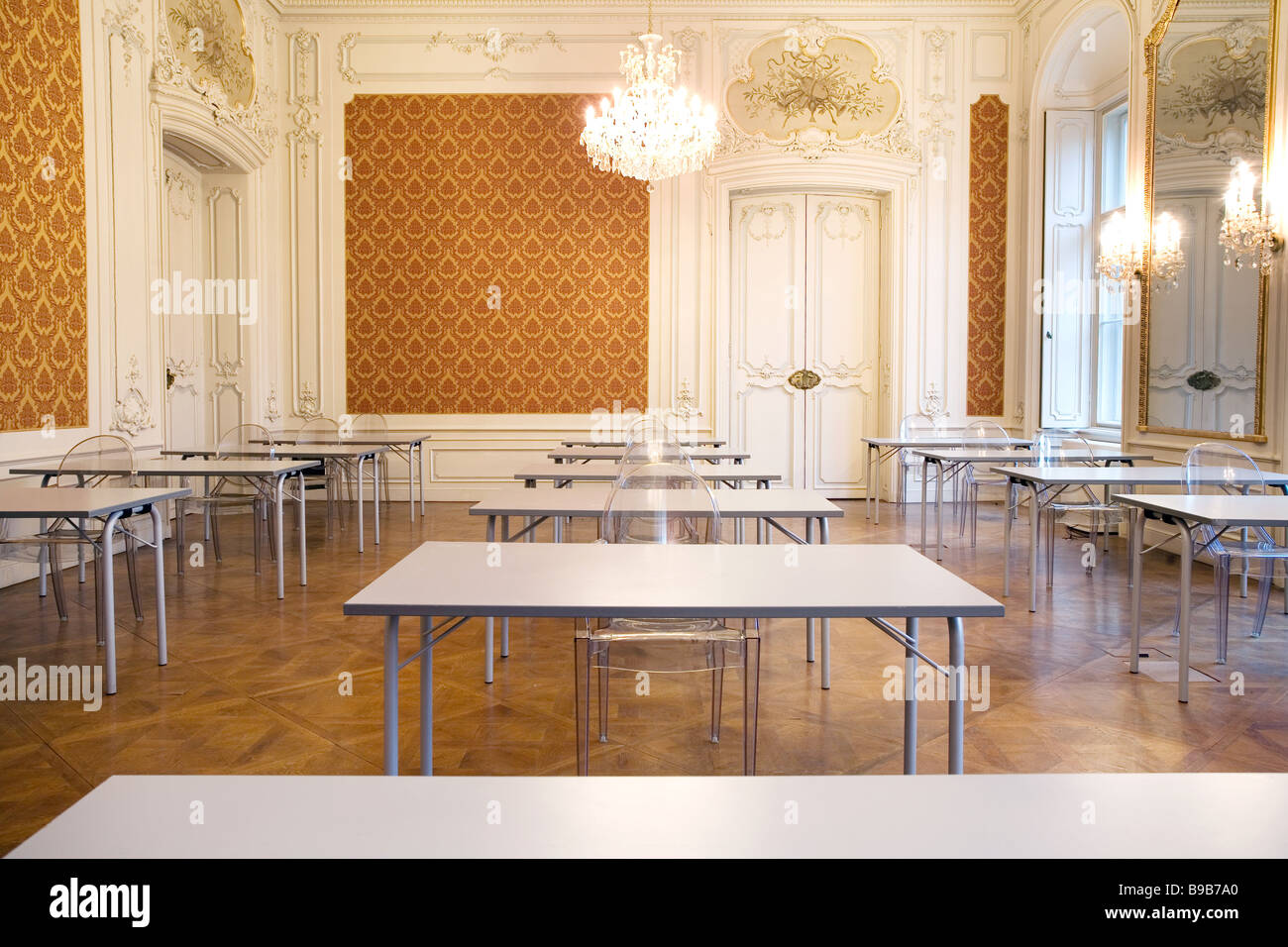 Aula vuota nel castello con sedi in vetro Foto Stock