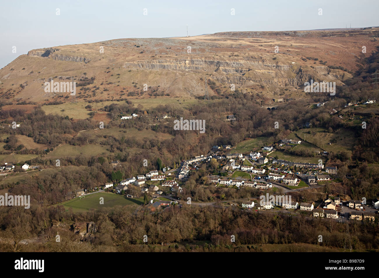 Villaggio di Clydach nella gola Clydach con Gilwern collina alle spalle del Galles REGNO UNITO Foto Stock Villaggio di Clydach nella gola Clydach con Gilwern collina alle spalle del Galles REGNO UNITO Foto Stock