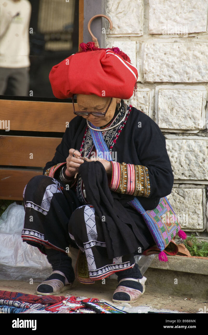 Red Yao donna cucito nel villaggio di Ta Phin vicino a Sapa Vietnam Foto Stock