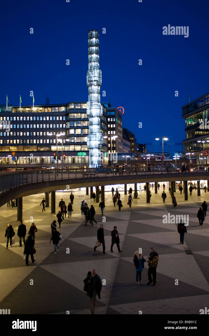 Vista serale di Sergels Torg nel centro di Stoccolma in Svezia Foto Stock
