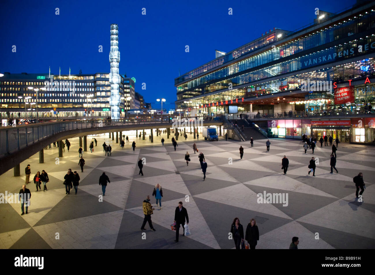 Vista serale di Sergels Torg e Kulturhuset edificio nel centro di Stoccolma in Svezia Foto Stock