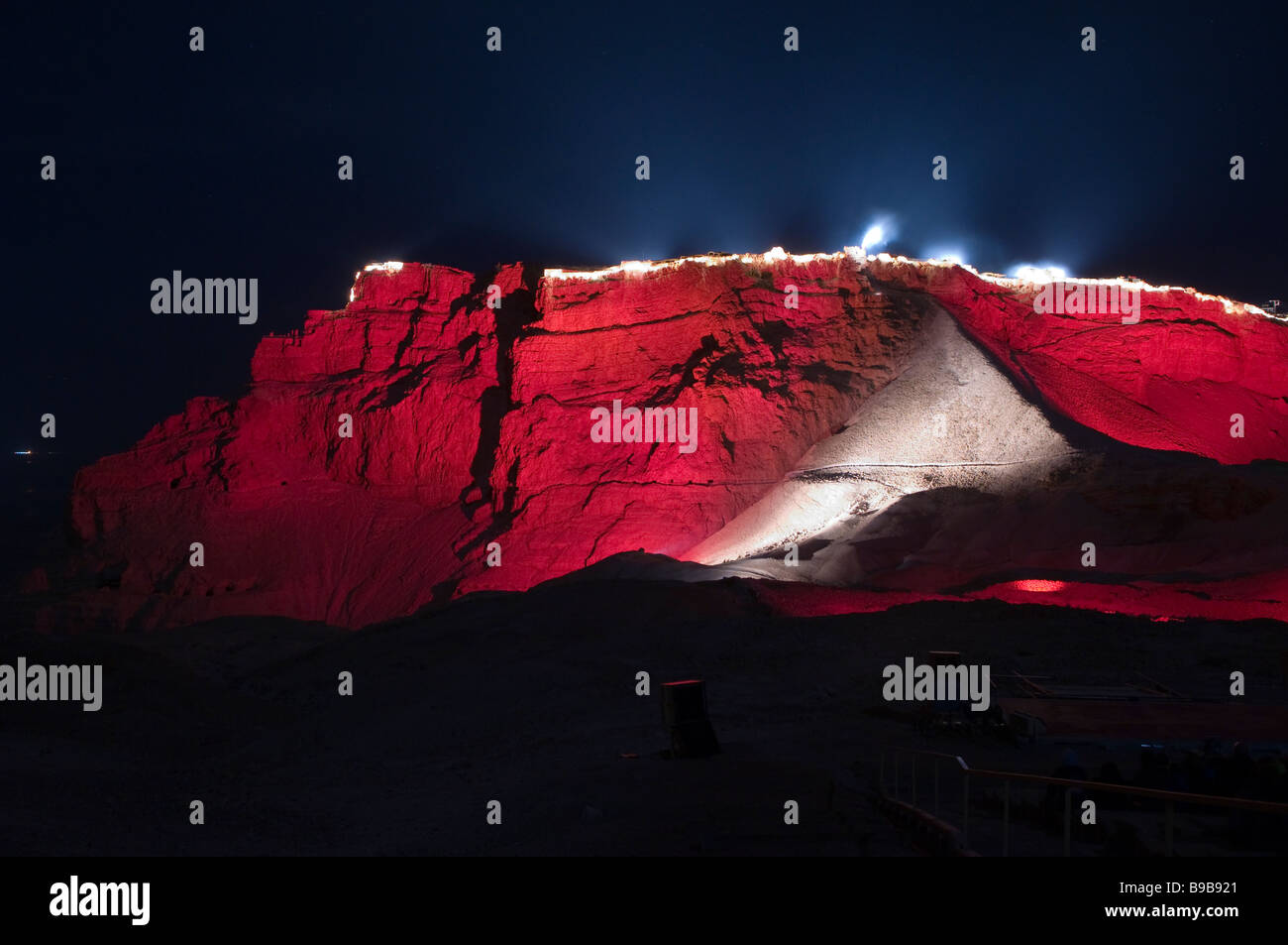 Masada antica fortezza illuminata di notte t durante il spettacolo di luci e suoni sud del deserto della Giudea Israele Foto Stock