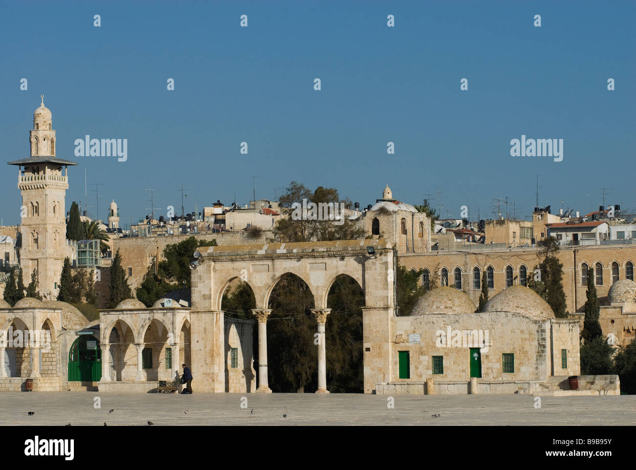 Vista del minareto di Bab al-Silsila, uno dei quattro minareti Intorno al santuario islamico cupola della roccia in vecchio Città Est Gerusalemme Israele Foto Stock