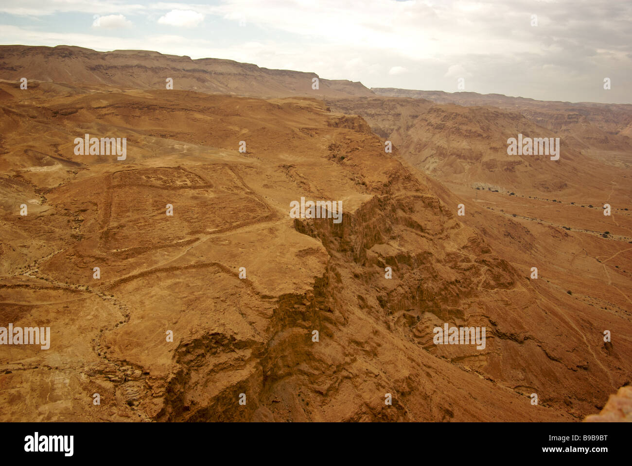 Vista dei resti di uno dei numerosi legionario romano assedio campi al di fuori della parete circumvallation dal palazzo di Masada fortezza Foto Stock