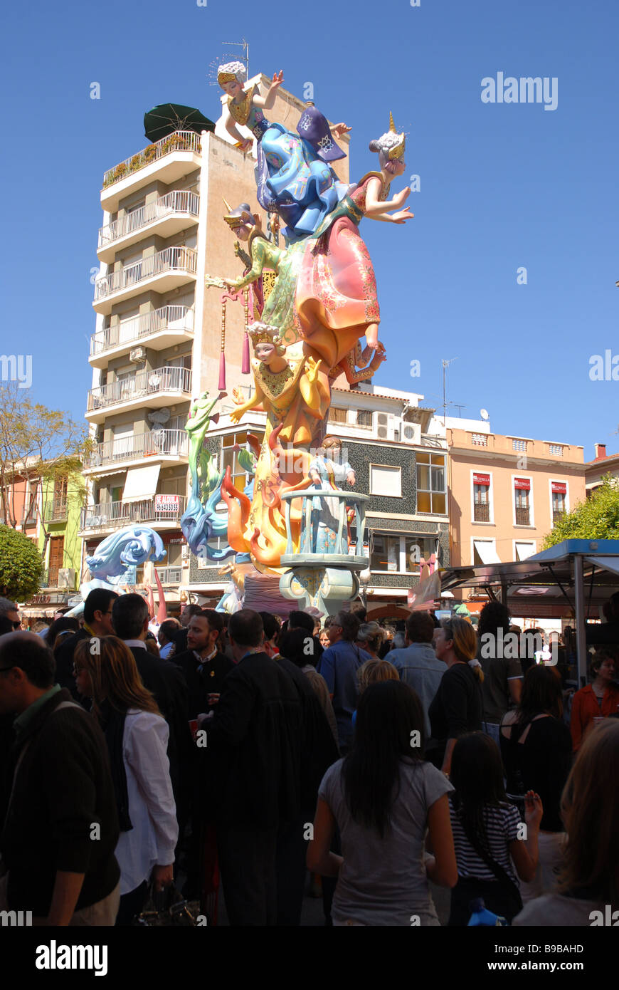 La folla a Las Fallas Fiesta, Dia de San Jose, Denia, Provincia di Alicante, Comunidad Valenciana, Spagna Foto Stock