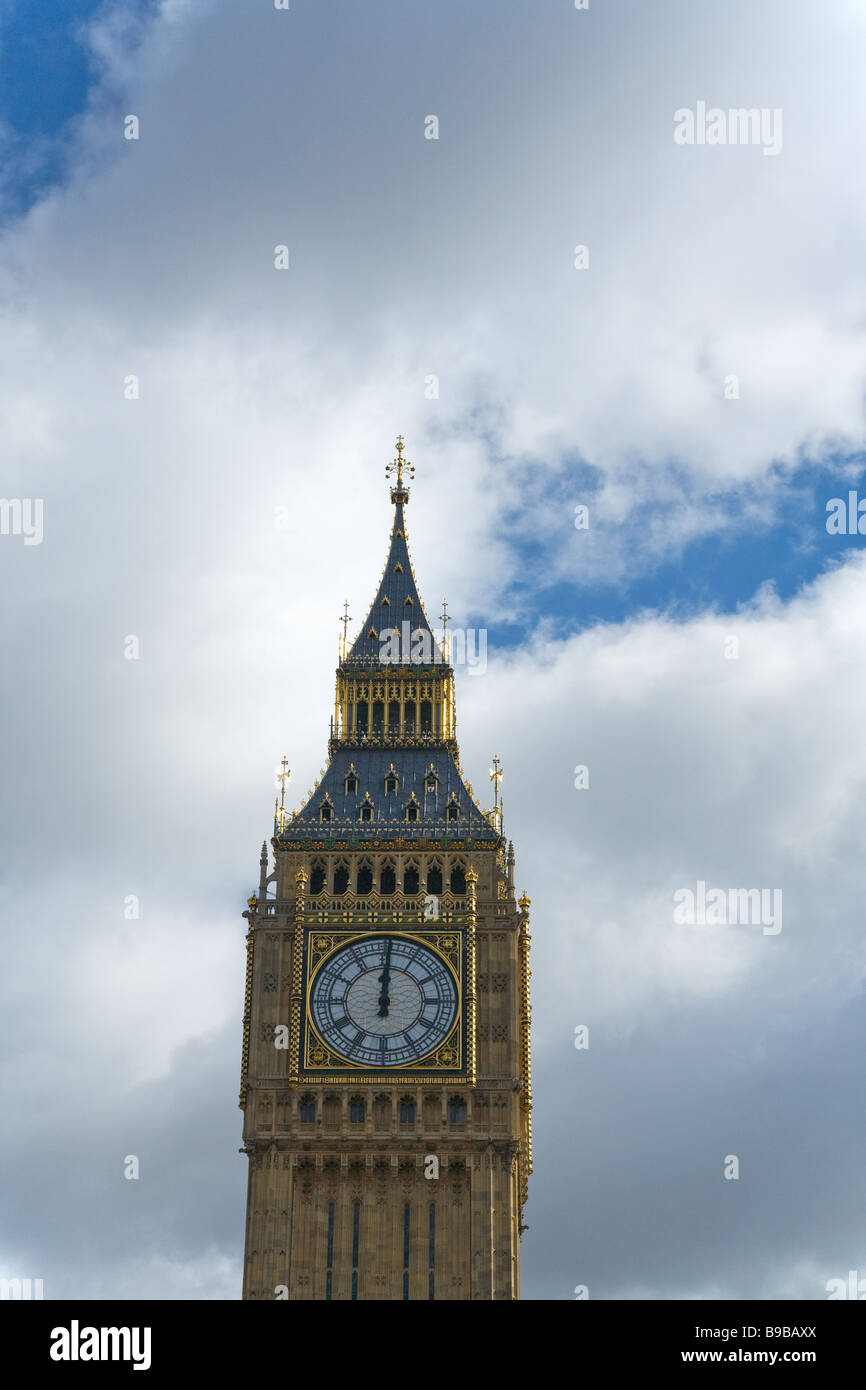 Big Ben case di clock del Parlamento Westminster Londra in serata sole estivo Inghilterra Gran Bretagna Regno Unito Regno Unito GB Foto Stock