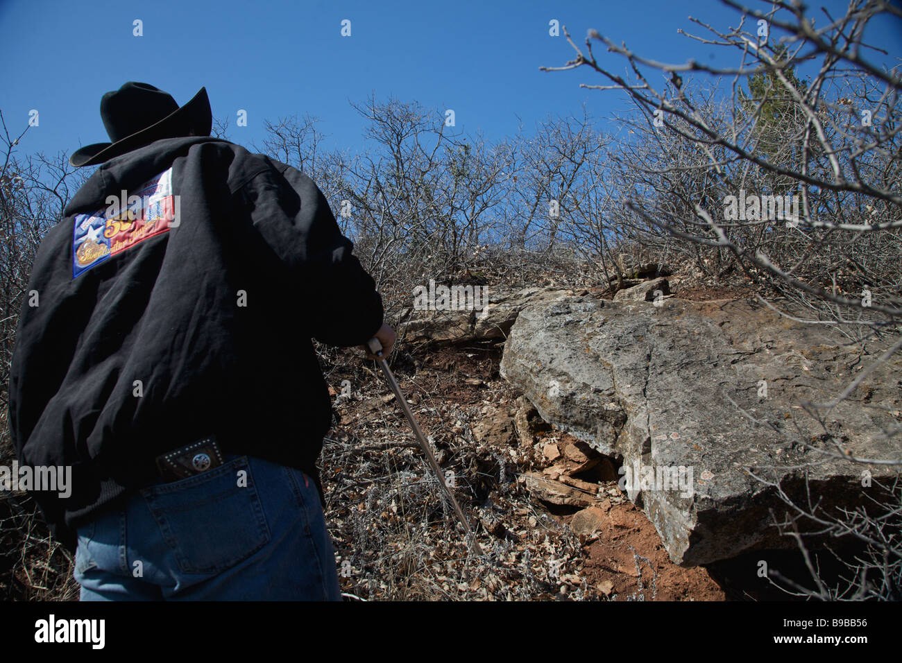 Un serpente di cacciatori si prepara per la cattura di un western diamondback rattlesnake durante un serpente hunt Foto Stock