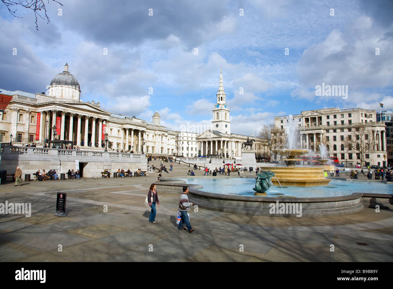 Trafalgar Square National Gallery e St Martin-in-the-Fields Church Londra Inghilterra Gran Bretagna Regno Unito Regno Unito GB Foto Stock