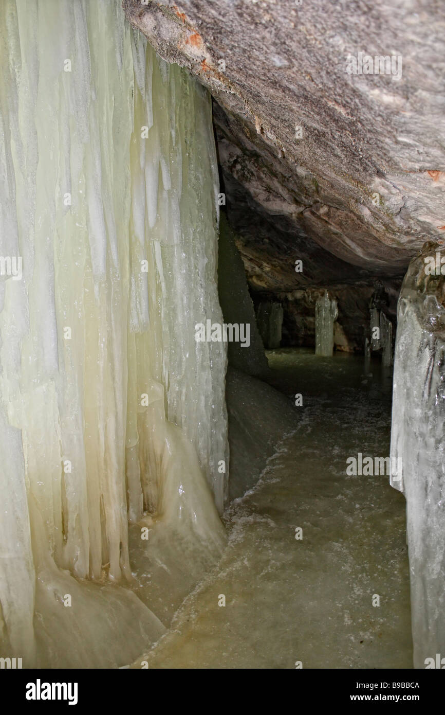 Rock River Canyon nel Michigan USA un tunnel di ghiaccio naturale nel ghiaccio. Paesaggio invernale cascata ghiacciata grandi ghiaccioli basso angolo nessuno da davanti ad alta risoluzione Foto Stock