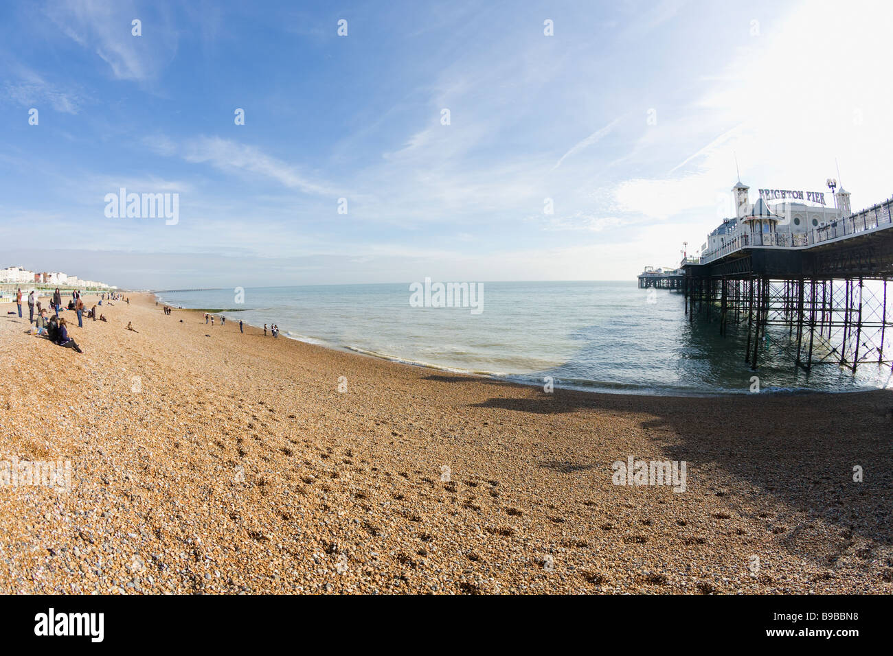 Al Molo di Brighton e Spiaggia England Regno Unito Regno Unito GB Gran Bretagna Isole Britanniche Europa UE Foto Stock