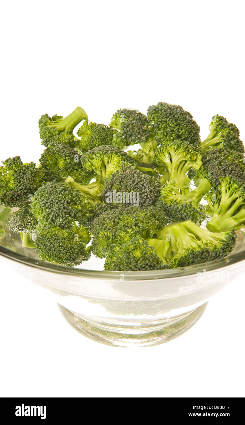 Brokkoli brokoli broccoletti in acqua ciotola di vetro waterbowl cucina pulire pulizia lavare lavaggio greenfood verde la cottura del cibo Foto Stock