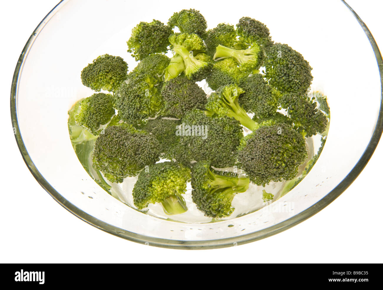 Brokkoli brokoli broccoletti in acqua ciotola di vetro waterbowl cucina pulire pulizia lavare lavaggio greenfood verde la cottura del cibo Foto Stock