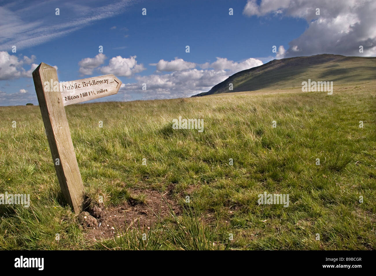 Inizio del sentiero pubblico per Miton Hill, mostrando Carrock cadde. Vicino a Caldbeck sul bordo del Lake District inglese Foto Stock