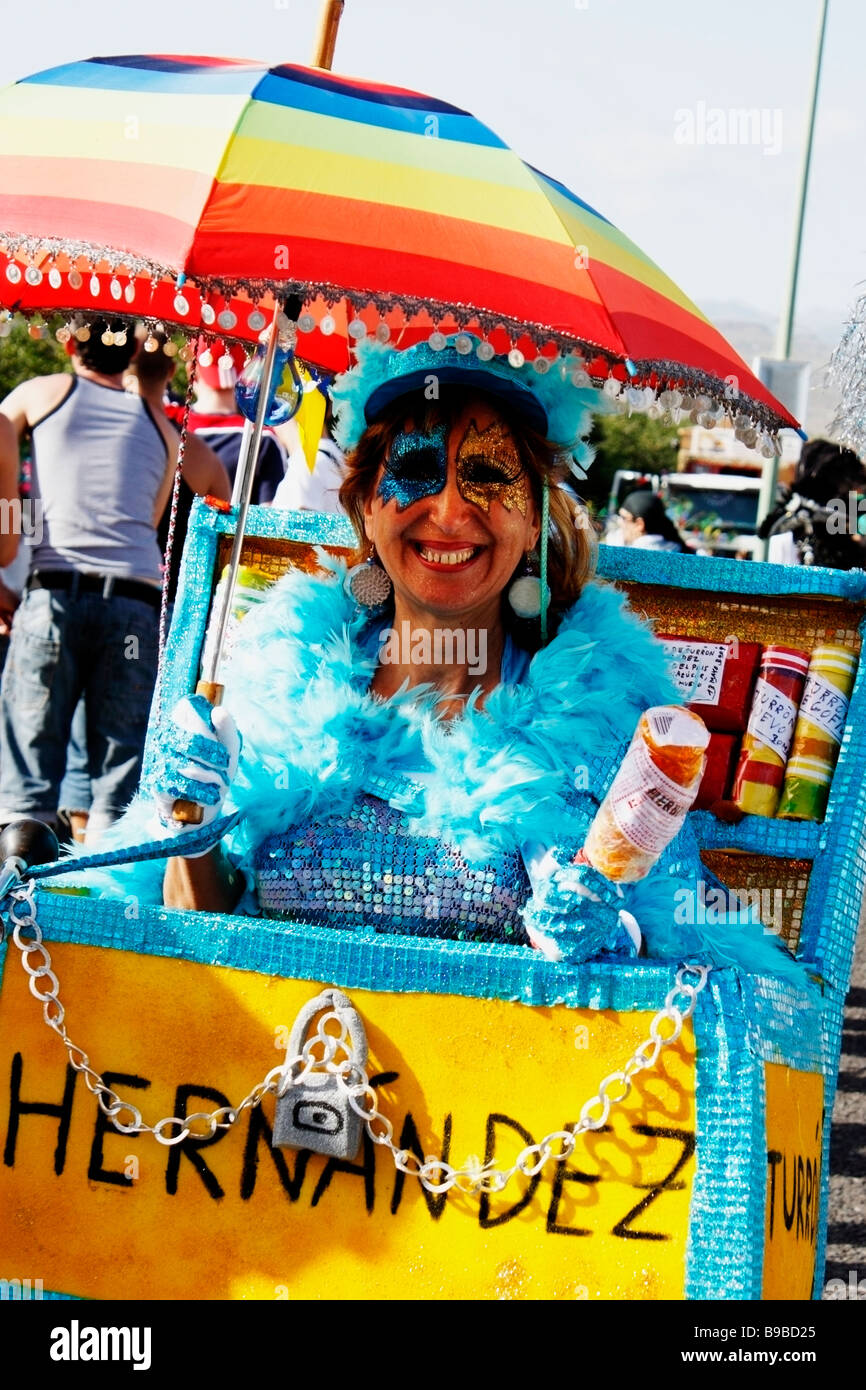 Donne abbigliate come biscotto locale venditore a Maspalomas carnevale a Gran Canaria nelle isole Canarie Foto Stock