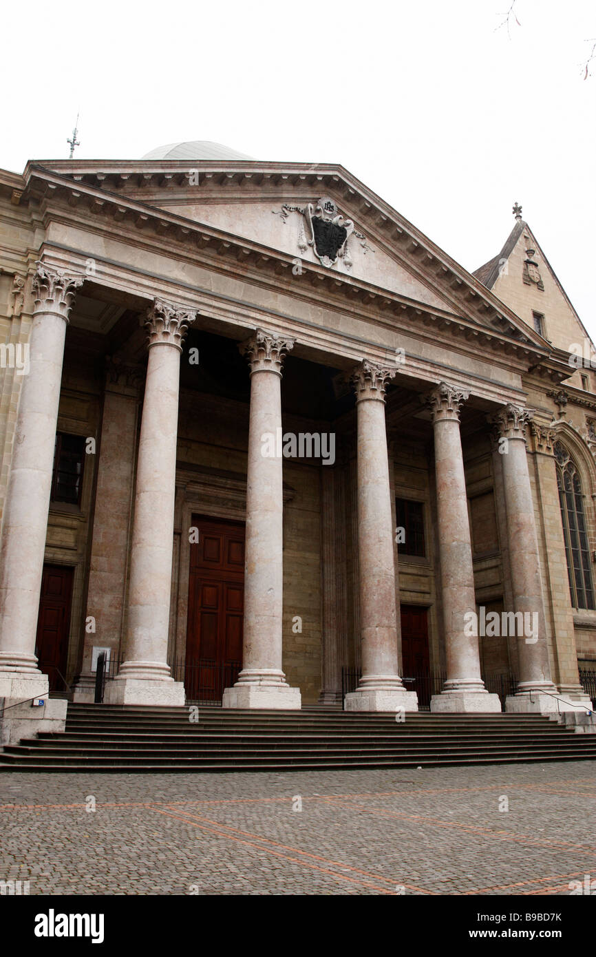 La facciata della cattedrale di St Pierre Ginevra SVIZZERA Foto Stock