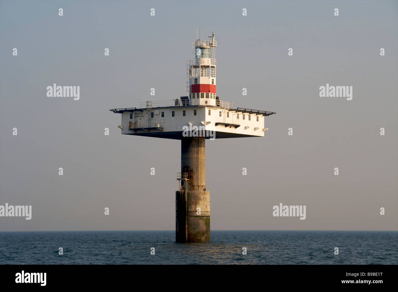 Royal Sovereign faro offshore azionato da Trinity House, inglese canale off Eastbourne, Sussex Foto Stock