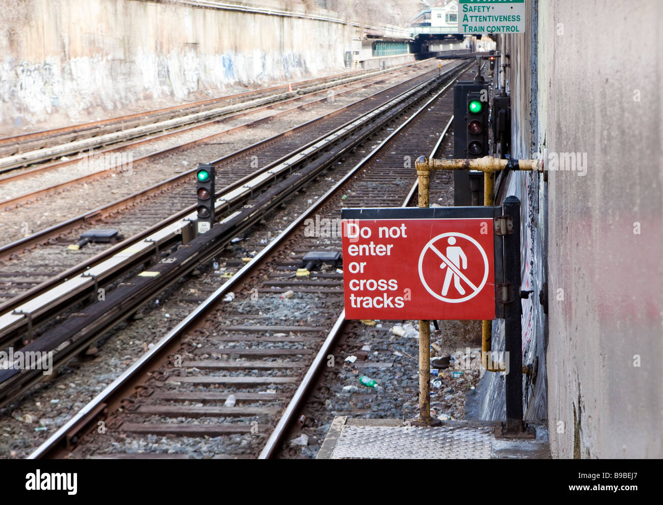 Un segnale di avvertimento viene visto su un binario di Brooklyn, New York Foto Stock