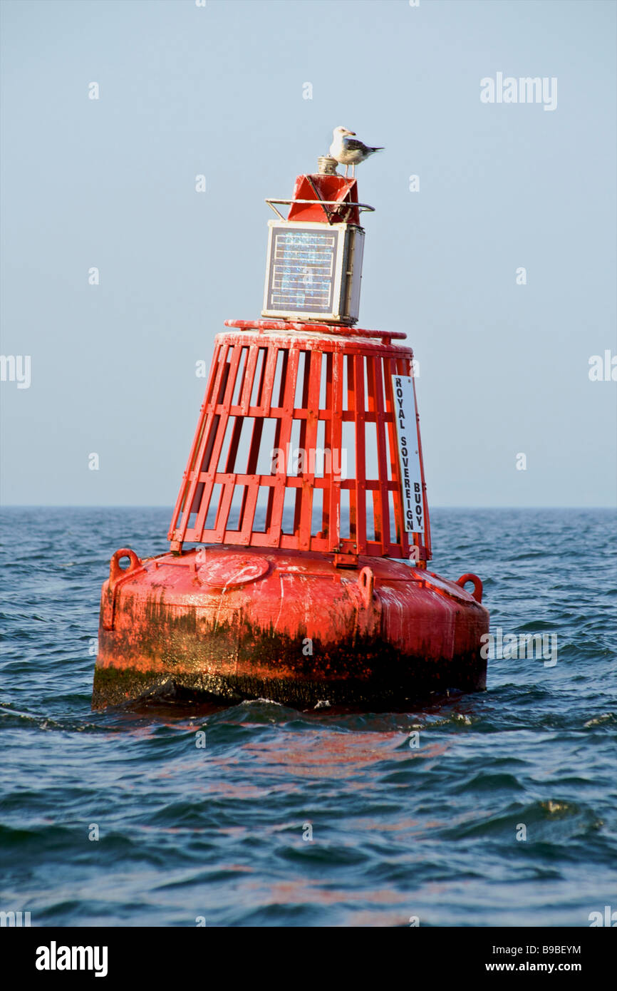 Royal Sovereign Bouy, un marchio di navigazione al largo off Eastbourne, Sussex, Inghilterra Foto Stock