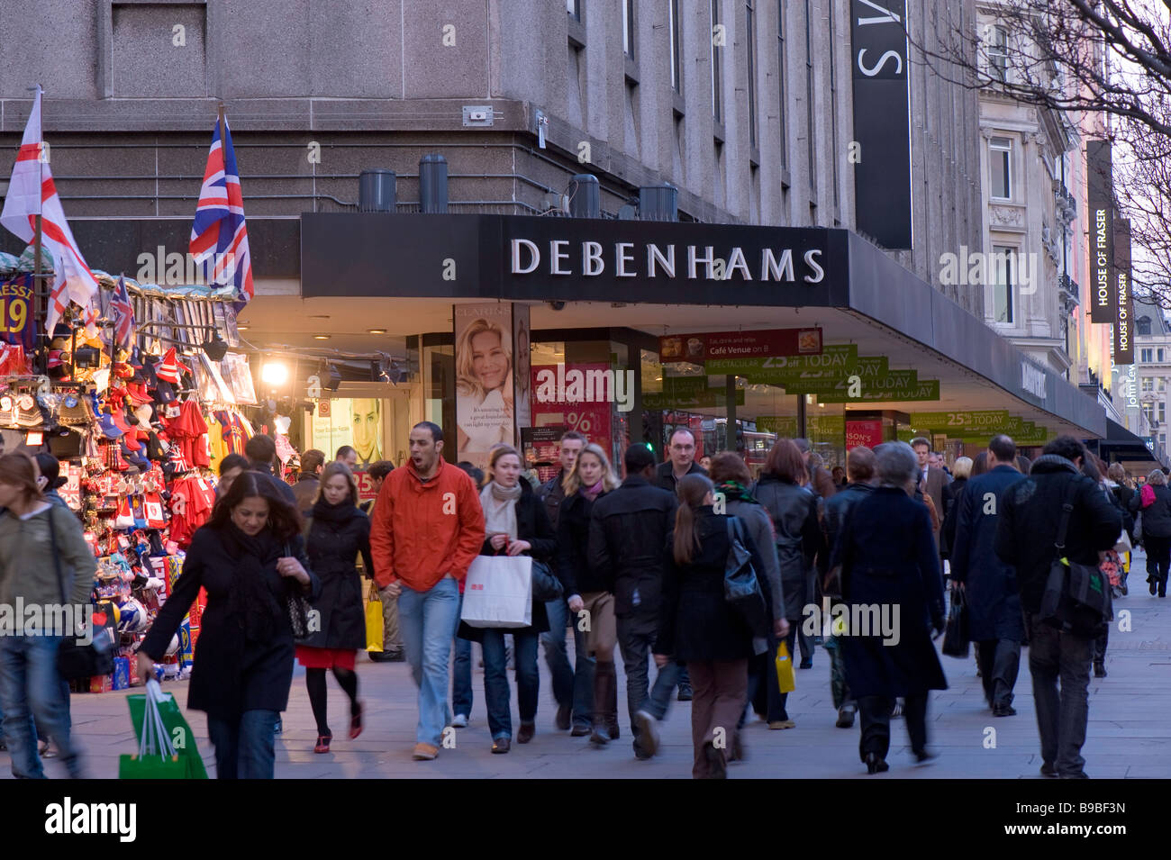 People shopping su Oxford Street London Regno Unito Foto Stock