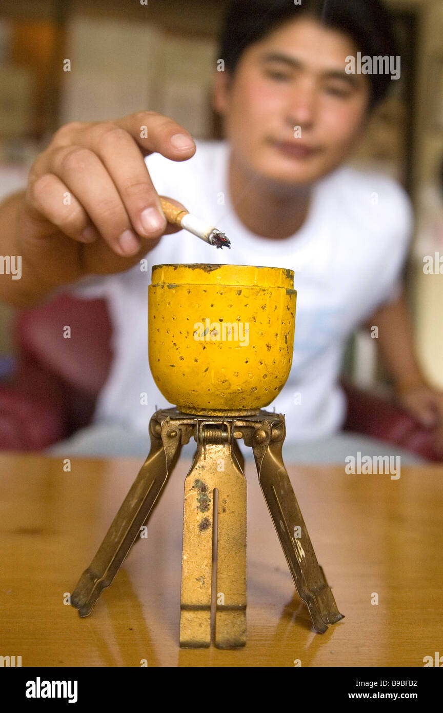 Un blu 3 cluster bomb pino bomba apple convertito in un portacenere lasciati da noi e i vietnamiti guerra segreta in Phonsavan Laos Foto Stock