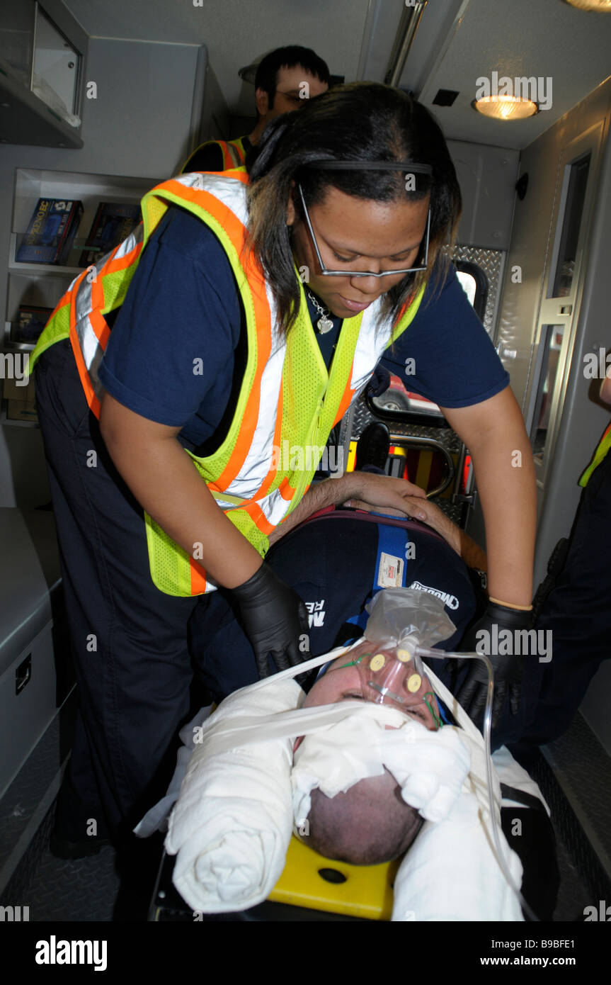 Medic controlli per lesioni su un uomo ferito in Bladensburg, Maryland Foto Stock