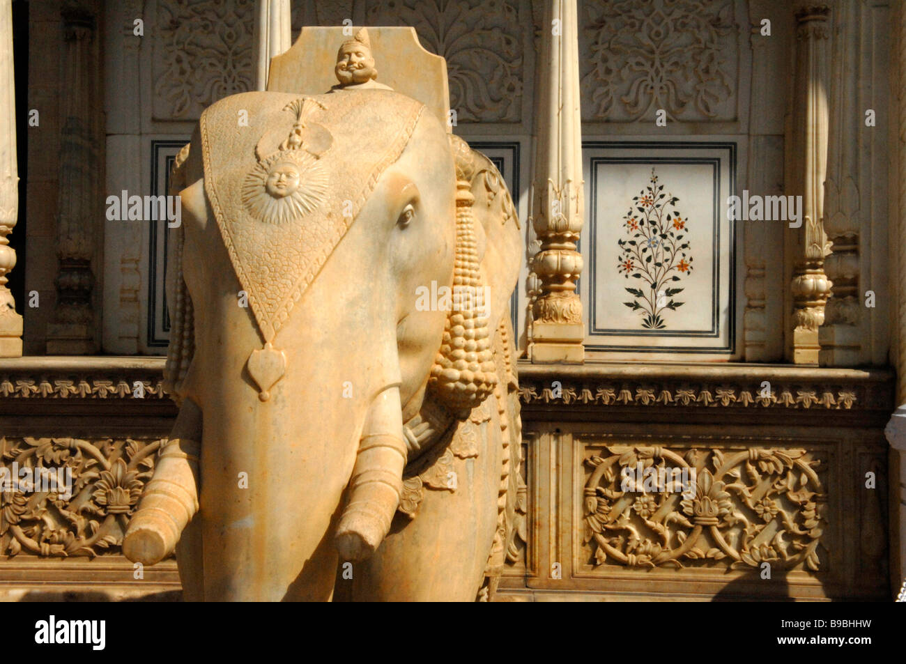 Un elefante in marmo che fiancheggiano il Rajendra Pol nel palazzo di città di Jaipur India Rajasthan Foto Stock
