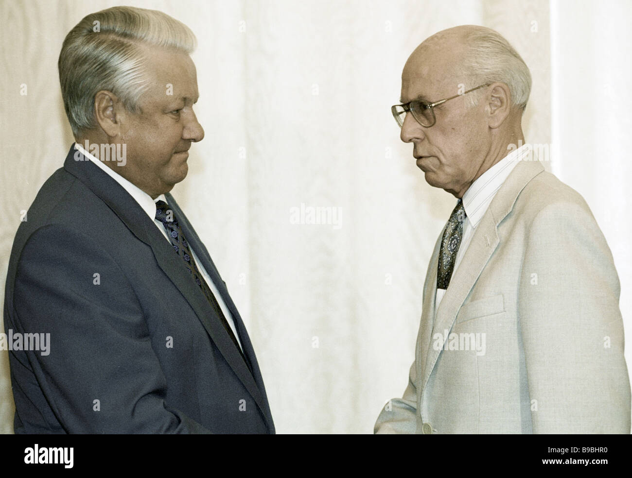Il Presidente russo Boris Eltsin a sinistra e presidente estone Lennart Meri a destra in corrispondenza di un vertice del Cremlino Foto Stock