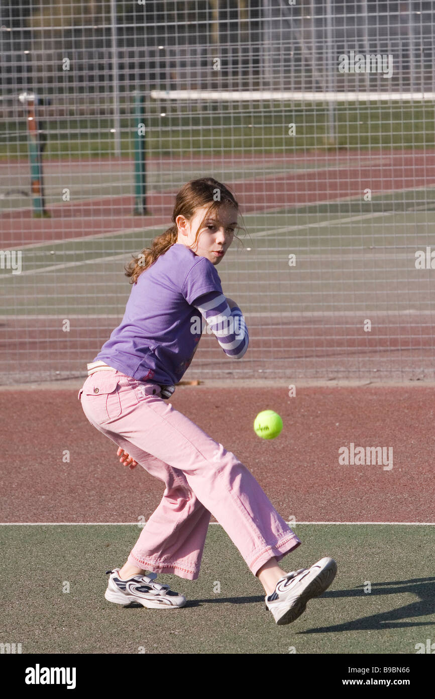 Bambino gioca a tennis in posizione di parcheggio Foto Stock