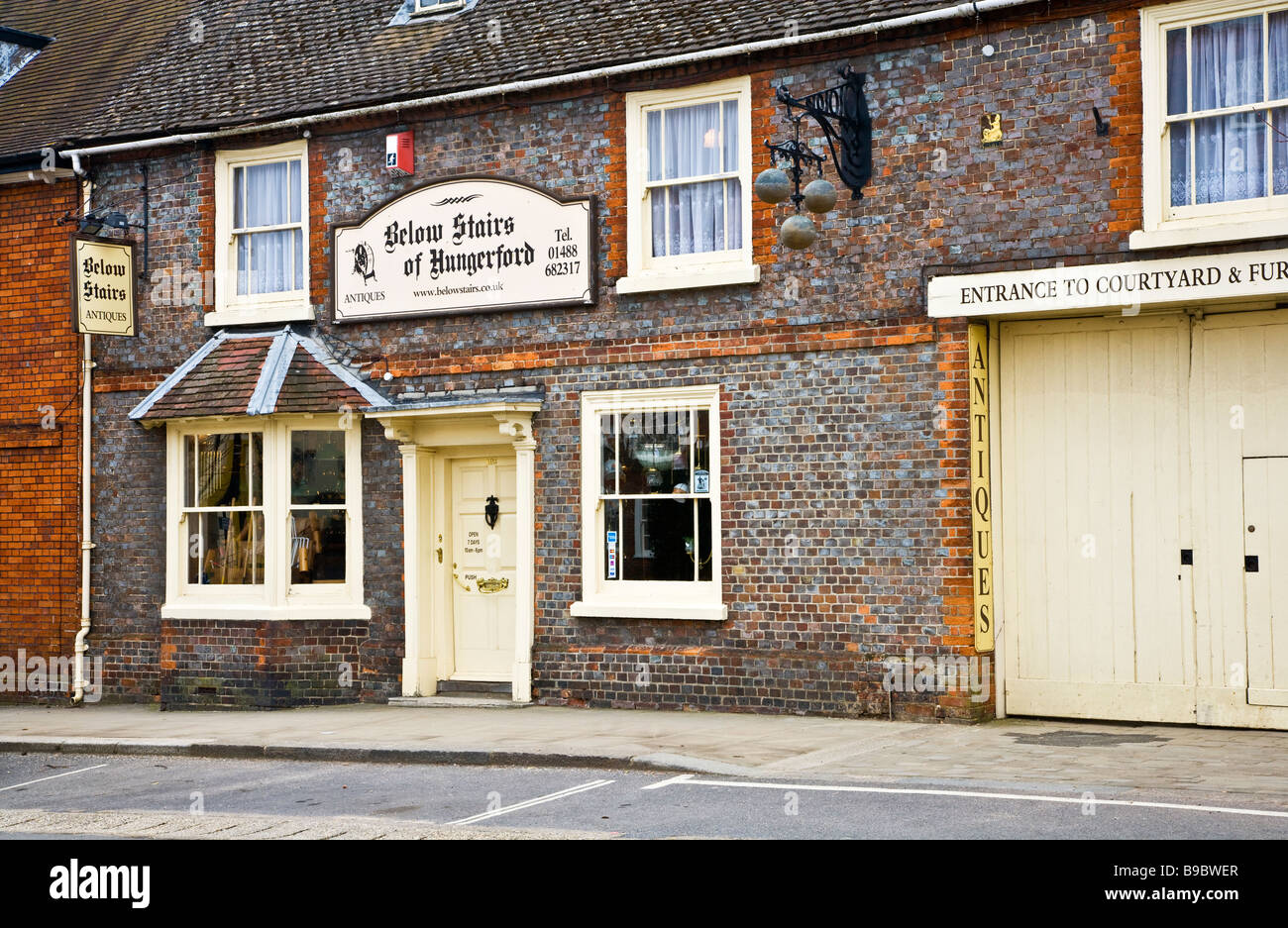 Negozio di antiquariato con appeso pawnbroker sfere nella High Street Hungerford Berkshire England Regno Unito Foto Stock