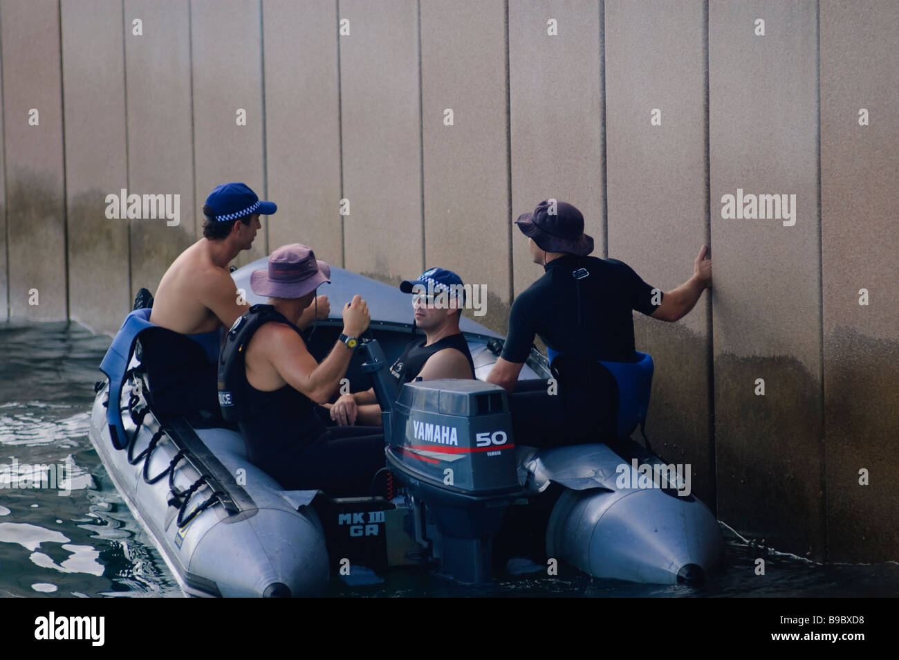 I subacquei di polizia in un RHIB (rigida mondati barca gonfiabile) Foto Stock