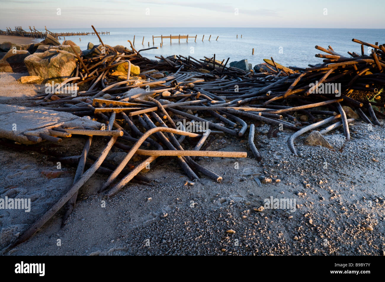 Happisburgh mare difese a sunrise in Norfolk England Regno Unito Foto Stock