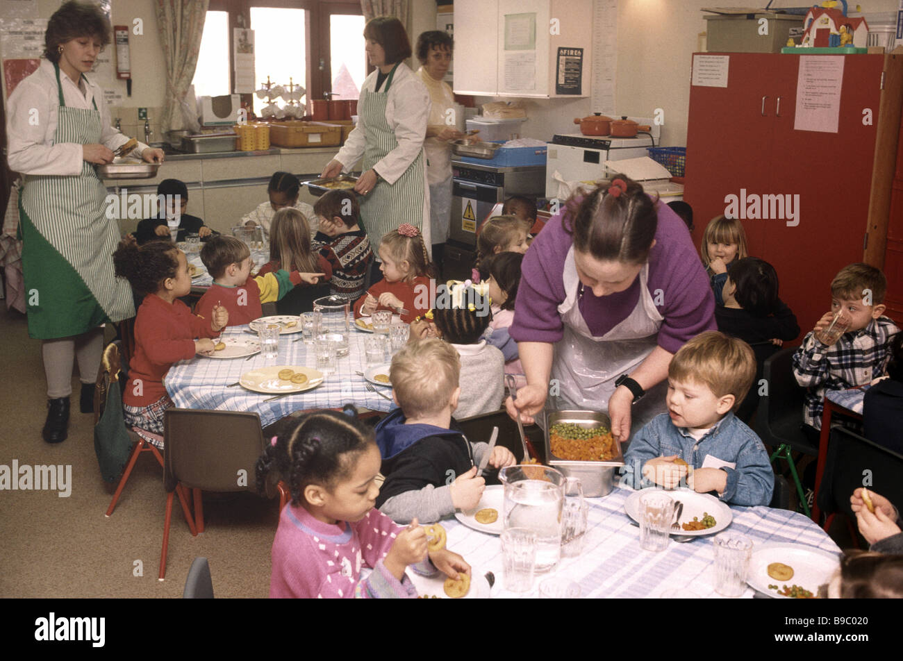 Bambini della scuola materna viene servito un pranzo caldo Foto Stock