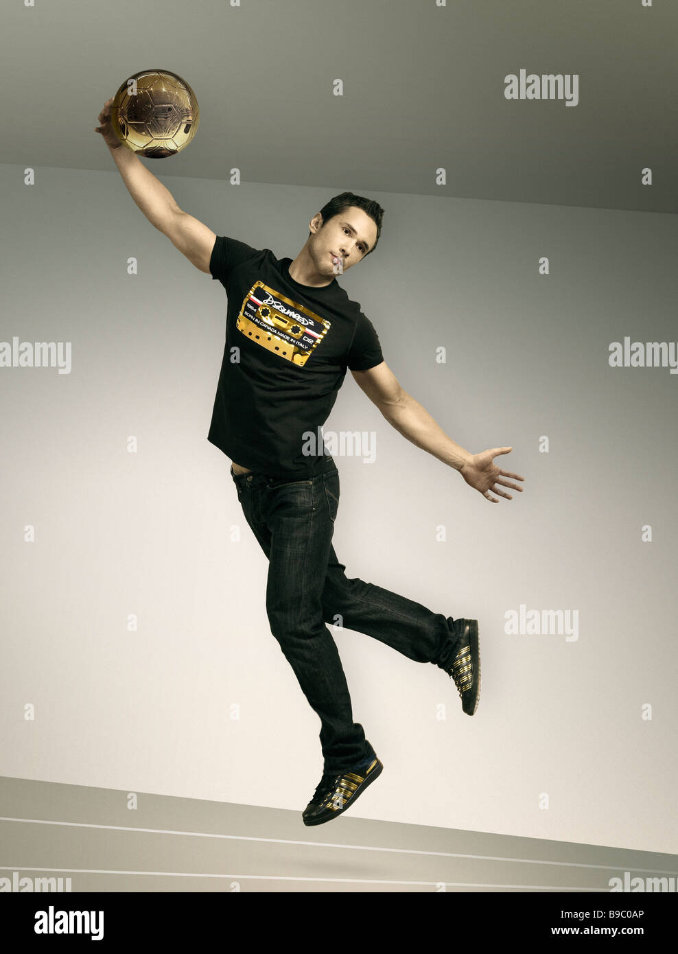 Uomo a volare. Uomo volante. Uomo a volare. Guarda a me. Io posso volare. Uomo a volare con sfera. Guy jumping con sfera. Fitness. Il calcio di energia Foto Stock