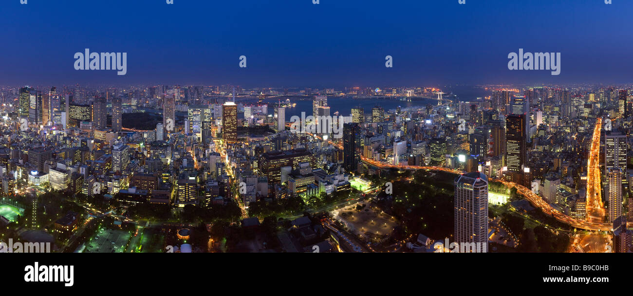Sera cityscape di sud est Tokyo Foto Stock