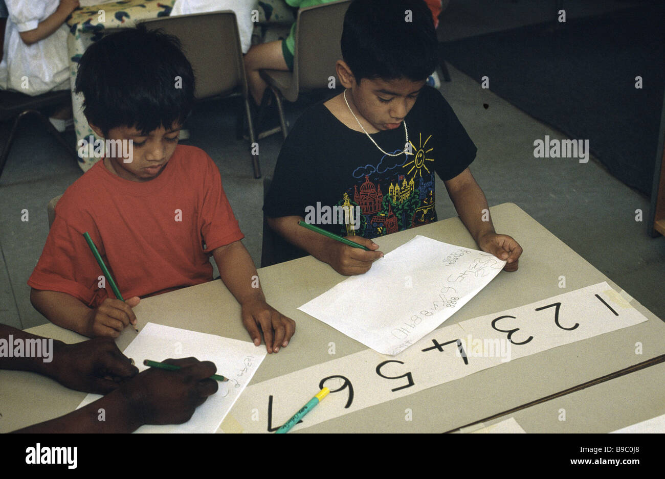 La scuola materna di ragazzi lavorare con i numeri Foto Stock